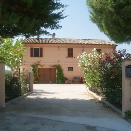 - Sleeps 8 - Pool - Garden - Parking