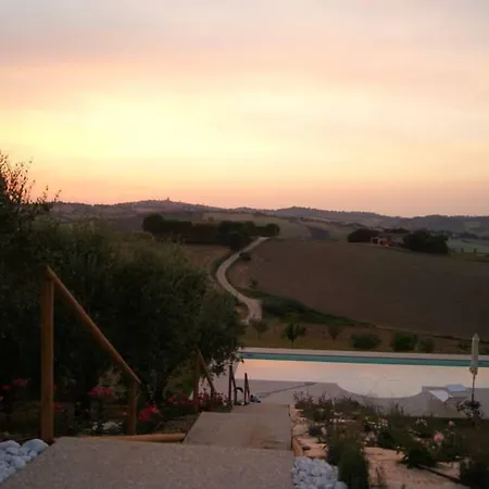 - Sleeps 8 - Pool - Garden - Parking *