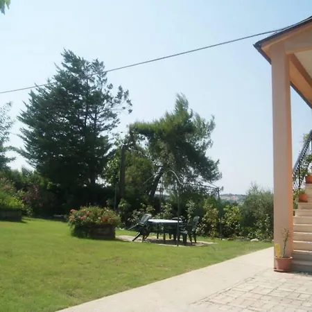 - Sleeps 8 - Pool - Garden - Parking Ostra