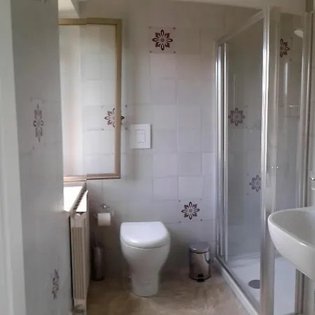 - Sleeps 8 - Pool - Garden - Parking *