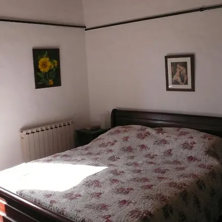 - Sleeps 8 - Pool - Garden - Parking