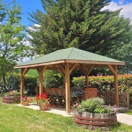 - Sleeps 8 - Pool - Garden - Parking