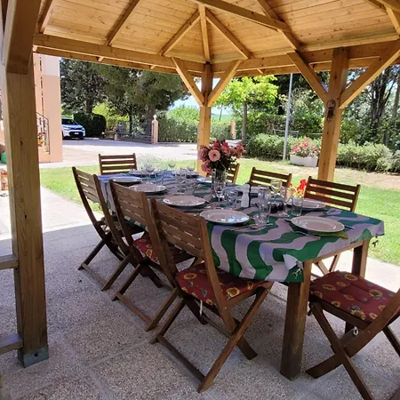 Villa - Sleeps 8 - Pool - Garden - Parking *